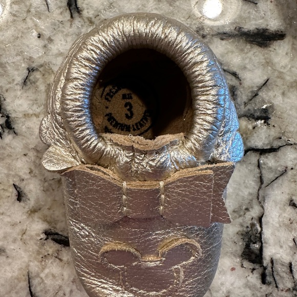 Freshly Picked Platinum Mickey Mouse Bow Baby Shoe in size 3, like new condition - Picture 3 of 16